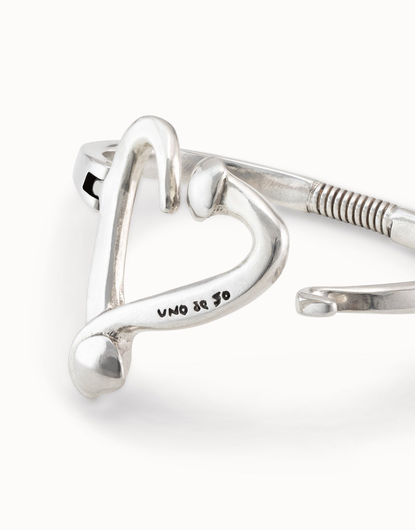 unode50 heart-shaped one love bracelet, open clasp detail