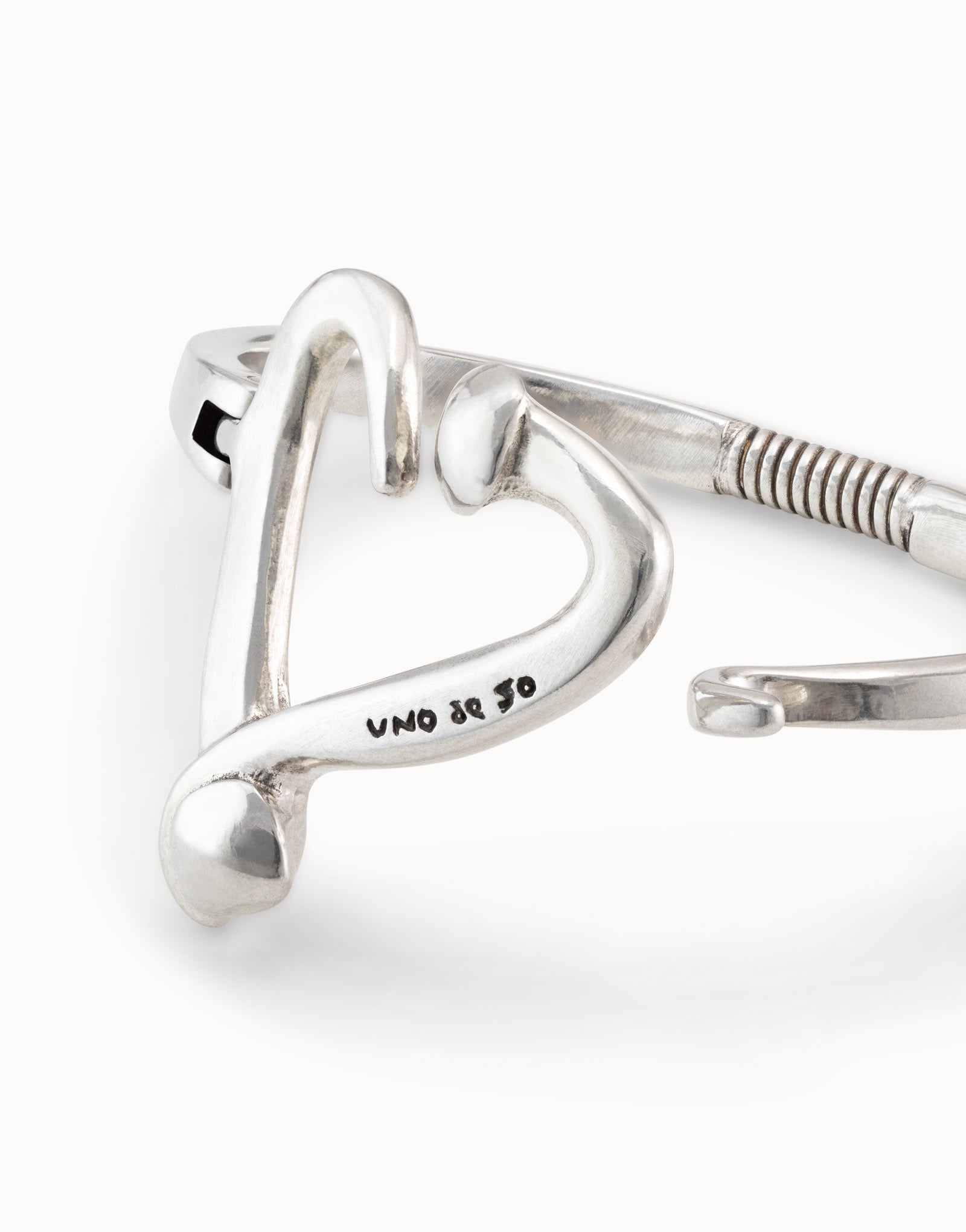 unode50 heart-shaped one love bracelet, open clasp detail